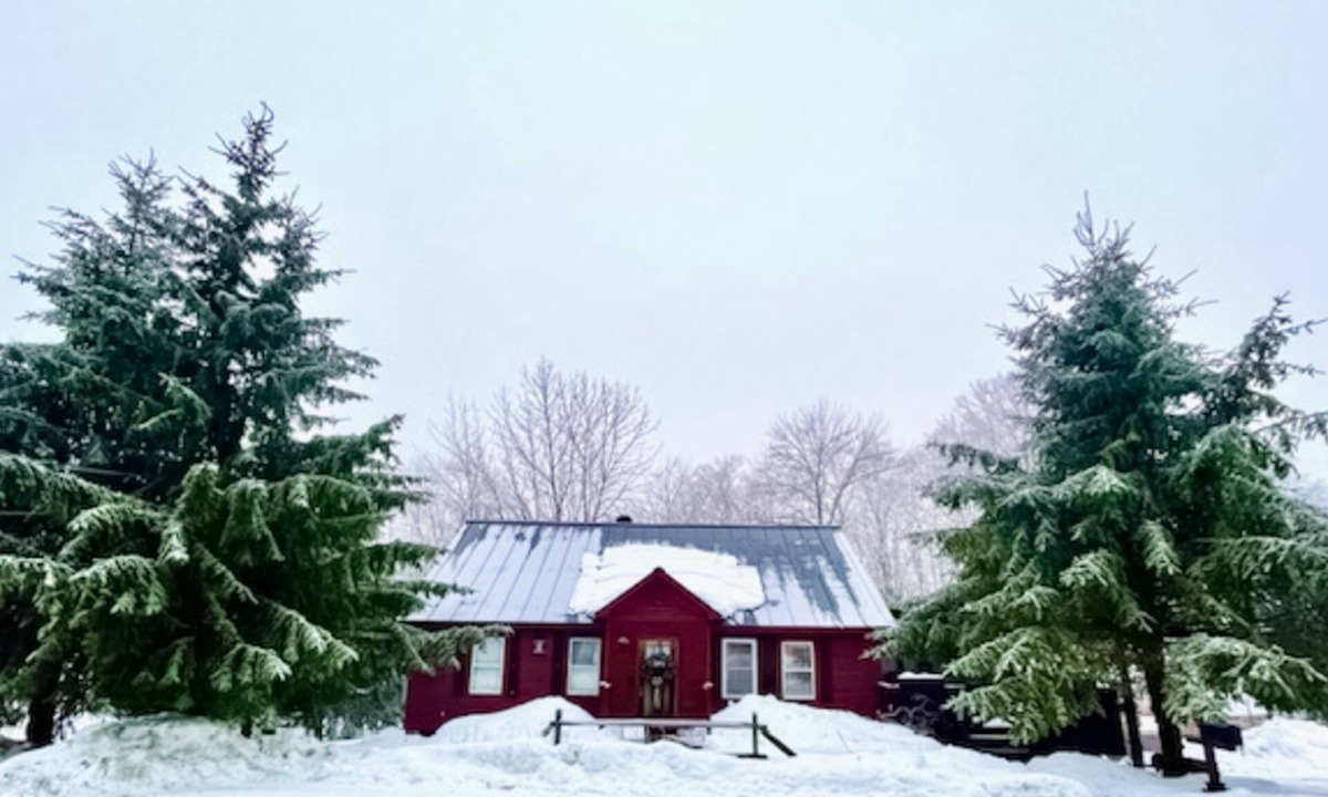 Mount Holly House | Dog-friendly getaway with mountain views, games, & deck - near skiing & trails