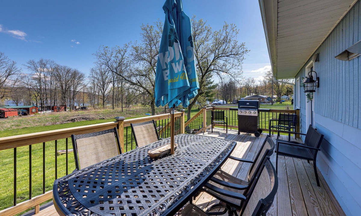 Valois House | Dog-Friendly Home w/Dock & Views on Waneta Lake!