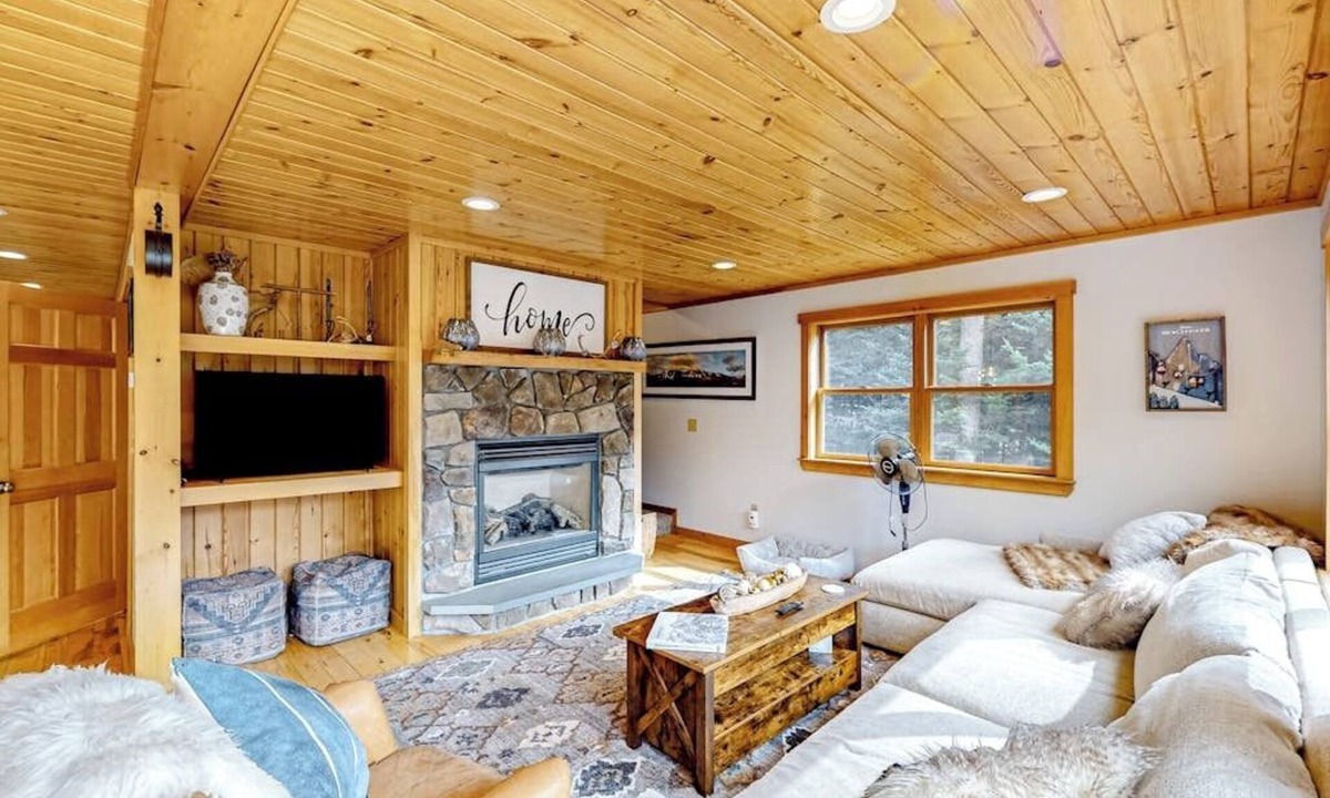 Rumford Center House | Dog-friendly Sunday River retreat with large yard, grill, washer/dryer