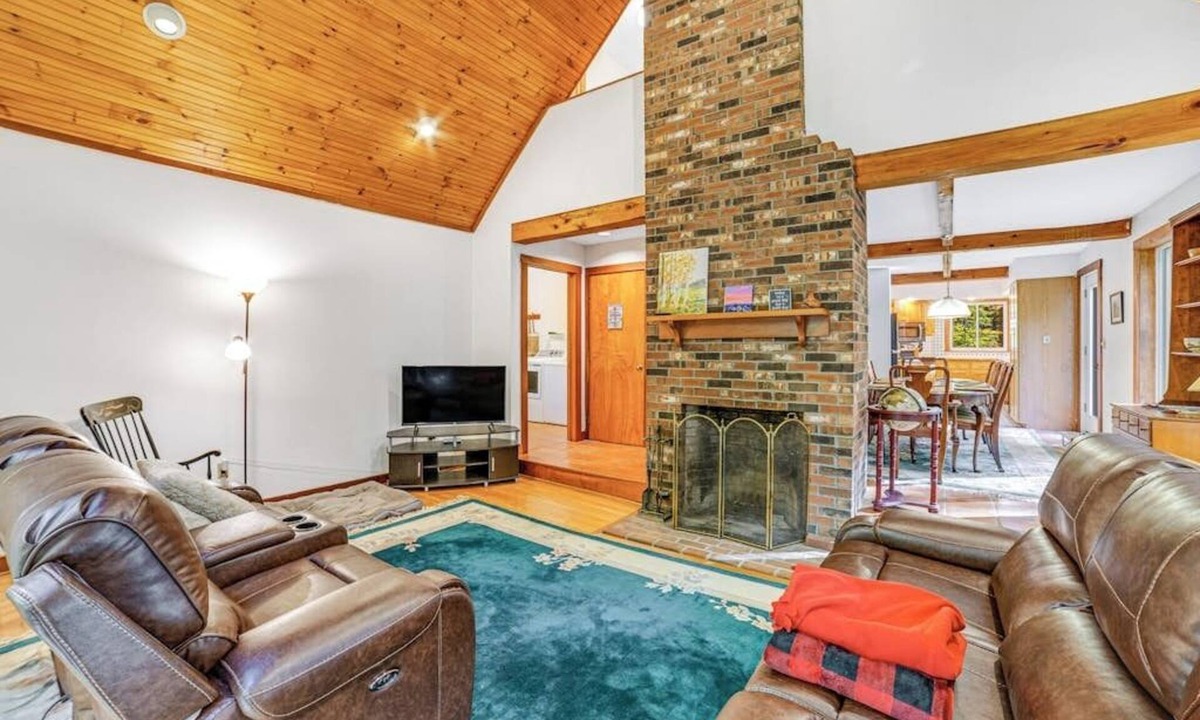 South Londonderry House | Dog-friendly vacation home with fast WiFi & washer/dryer - near ski areas