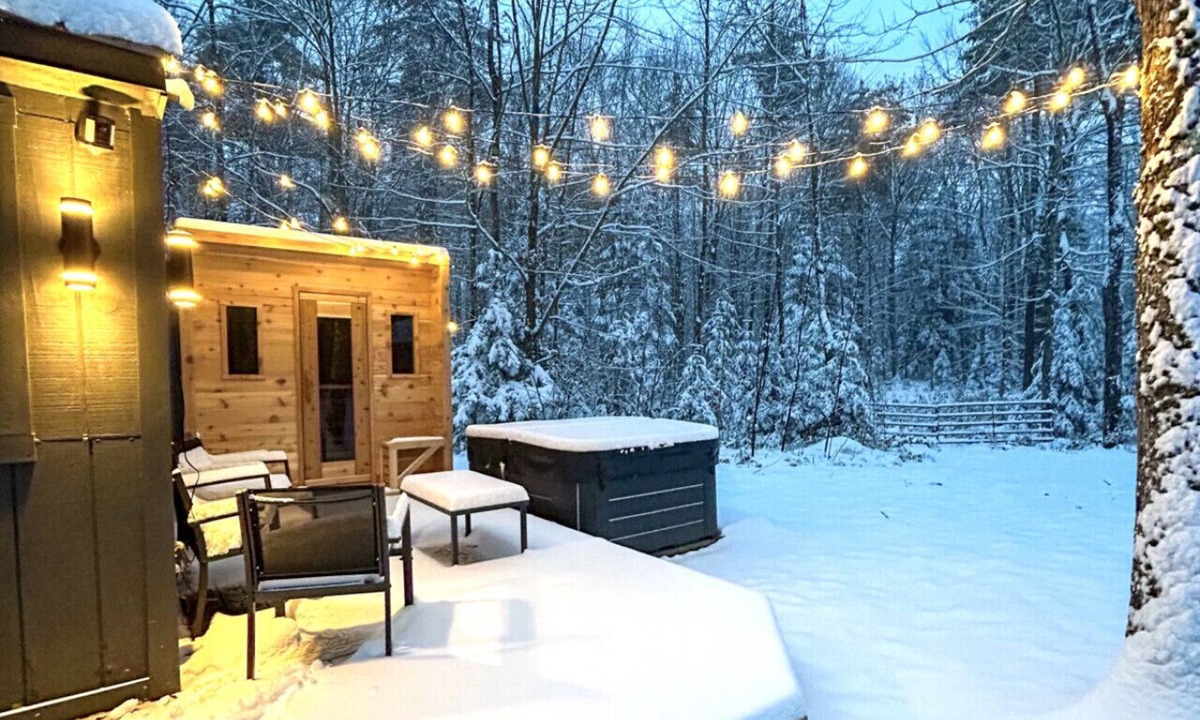 Albany Cabin | Dog-Friendly w/Hot Tub, Firepit near Kancamagus!