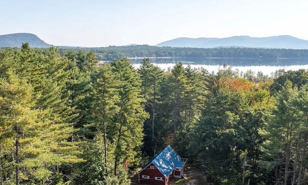 Fryeburg Ski Chalet | Dog-friendy spacious chalet with lake access in peaceful Fryeburg