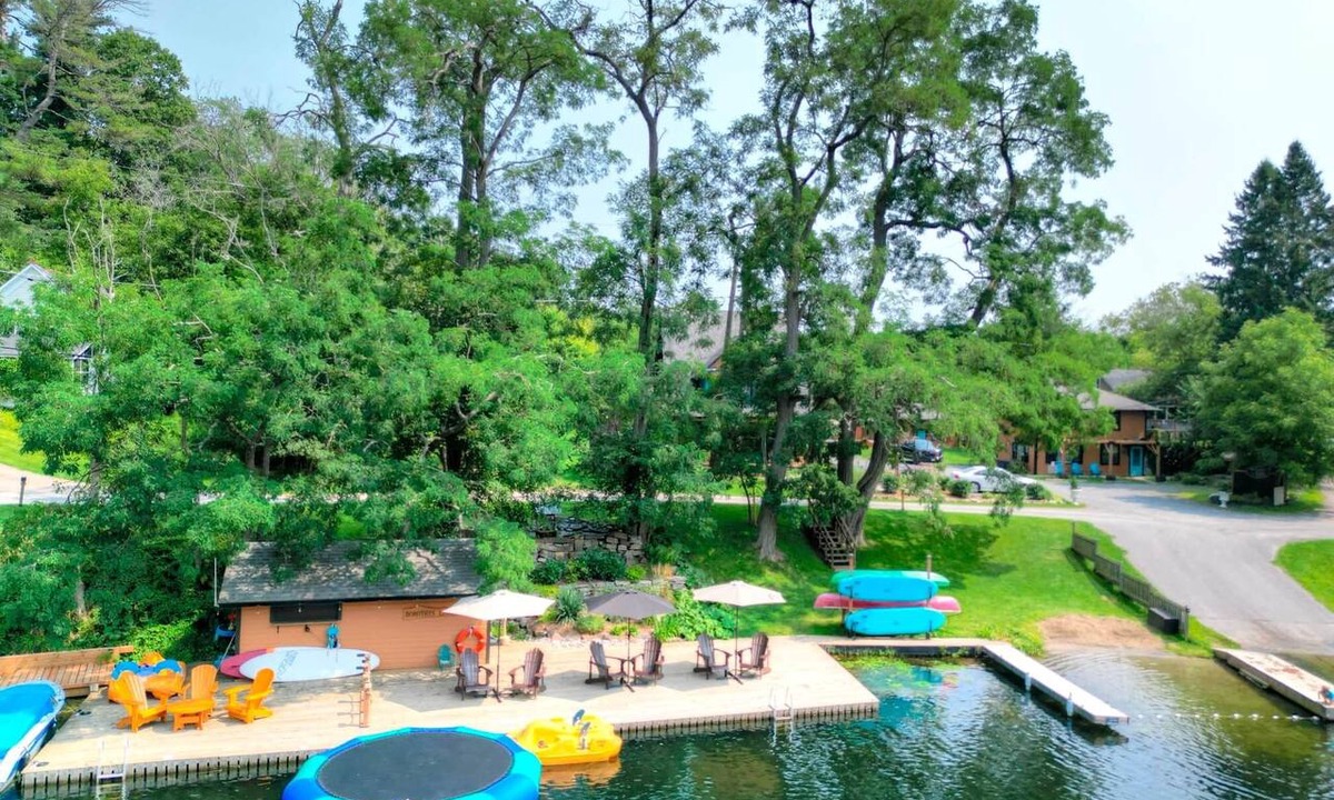 Rideau Lakes Villa | Dorothy’s Lodge | Large Waterfront Retreat on the Rideau