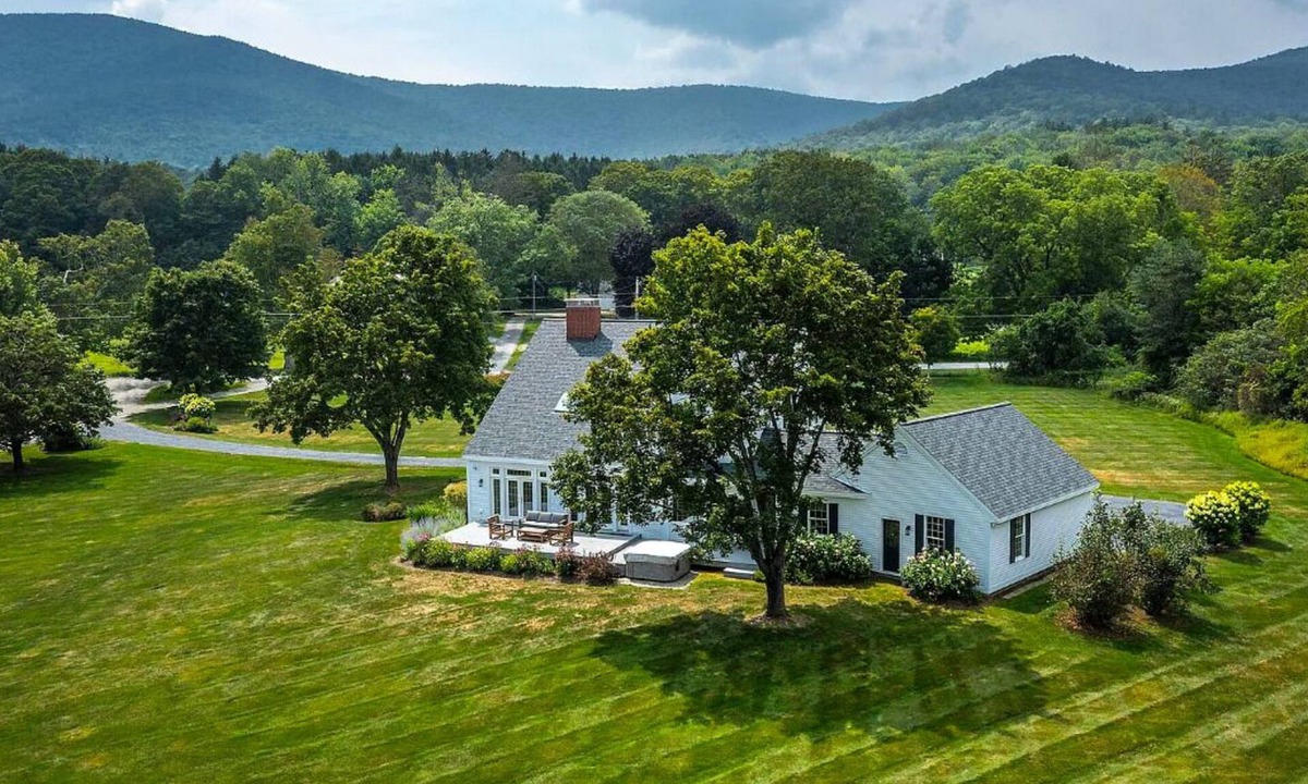 Dorset House | Dorset House with Huge Lawn, Fitness Room, Hot Tub, and Sauna