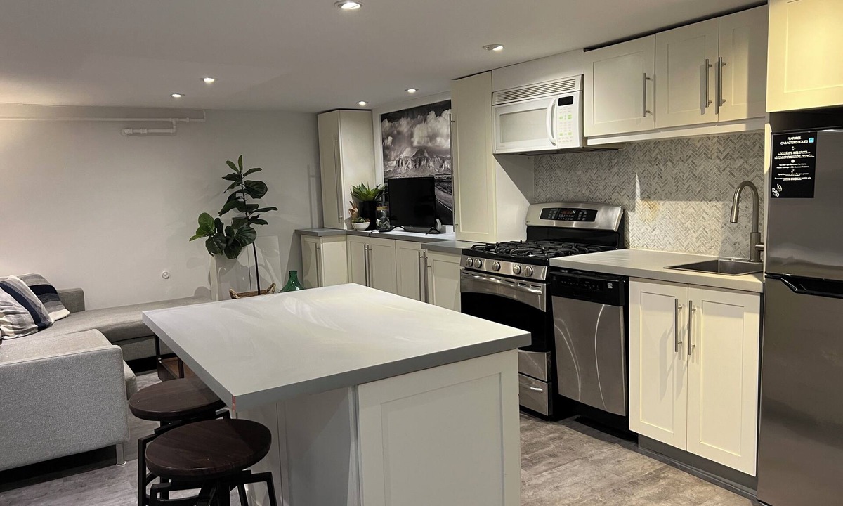 Leslieville House | Downtown Modern Newly Renovated 1Bedroom- Wifi, Transit, Walkable-LESLIEVILLE