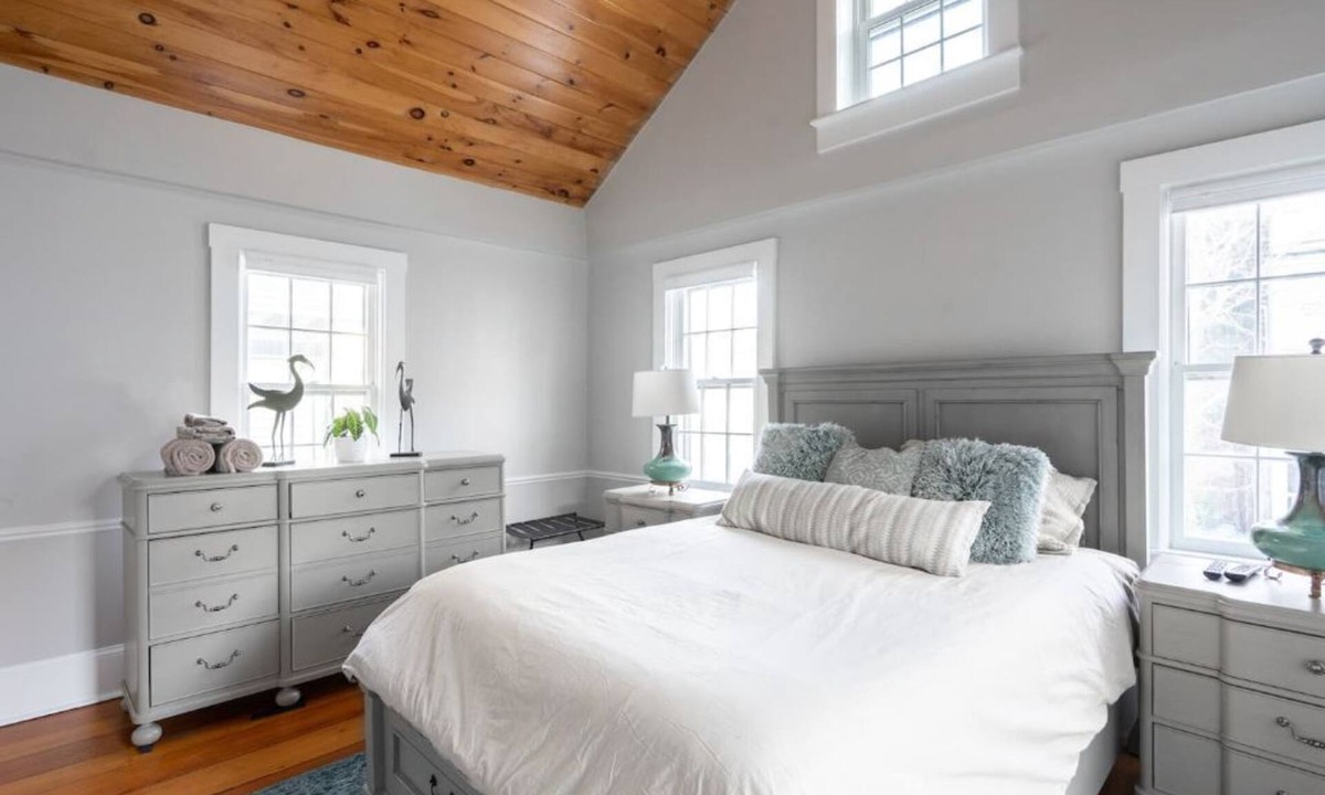 Historic Hill House | Downtown Newport- Newly Remodeled Historic House