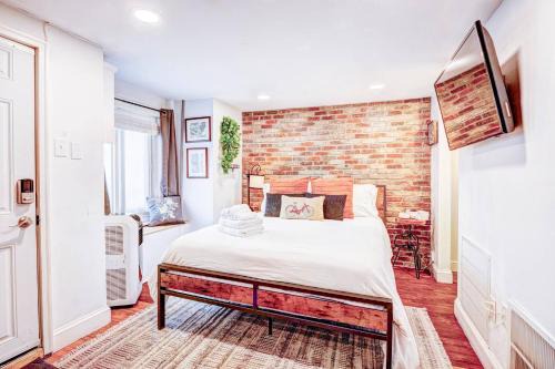 Eagle Hill House | Eagle's Landing - Logan Airport