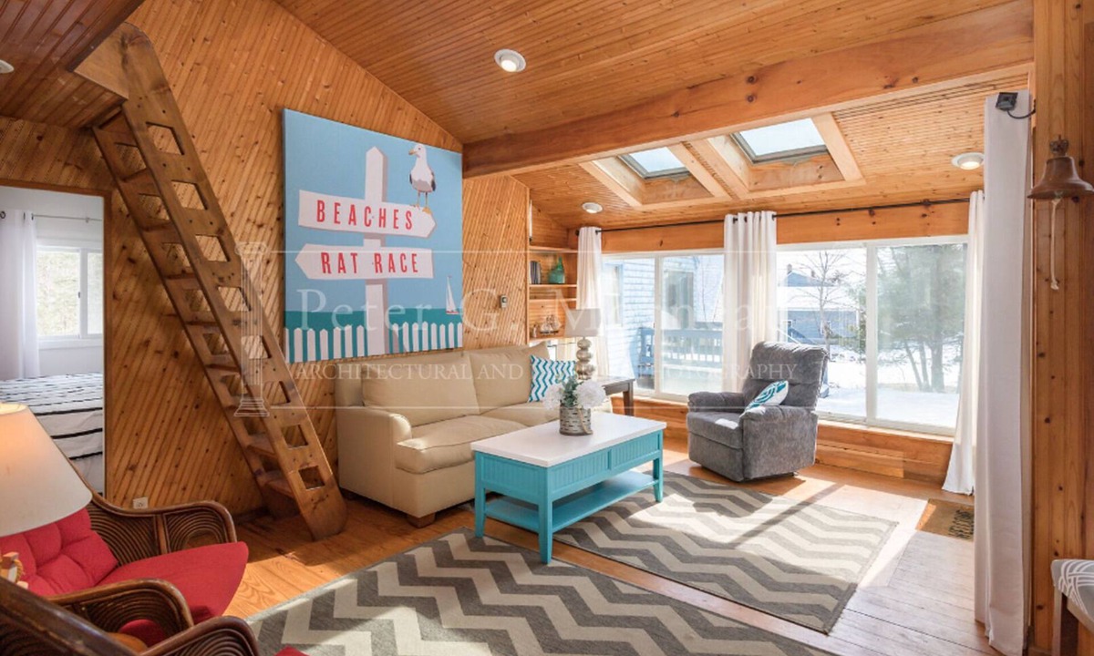 York Beach Cottage | Easily sleeps 8 guests, 5 minute walk to Long Sands beach