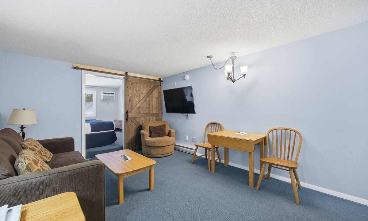 North Conway Condo | Eastern Inn Aspen Lodge Suite for 4