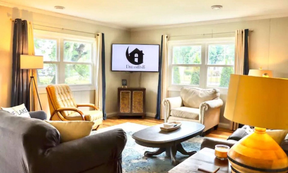 Edinboro House | Edinboro 4BDR Cottage with Lake Views Dogs Welcome