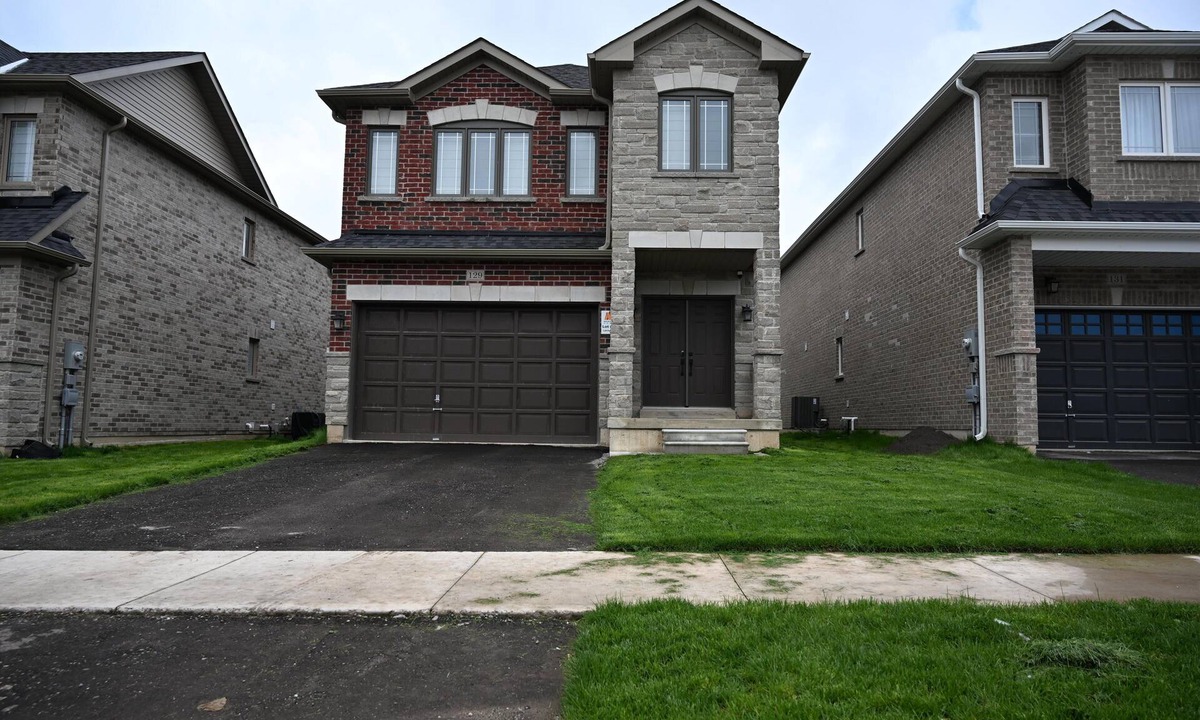 Thorold House | Elegant 2-Bedroom Luxury Retreat with 2 Sofa Beds, Close to Niagara Falls