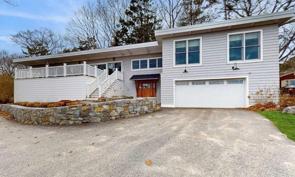 Rye House | Elegant getaway with lovely deck, ocean & sunrise views, foosball & washer/dryer