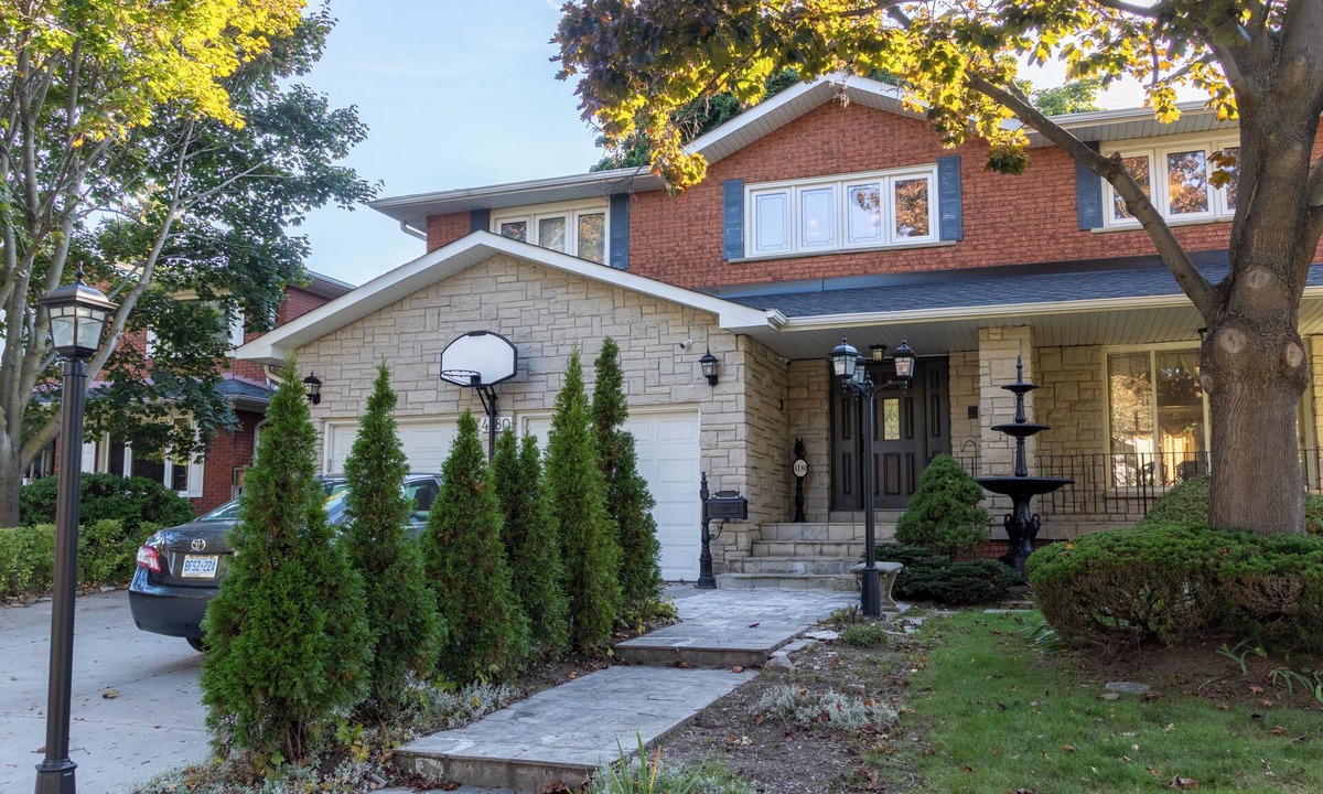 Mississauga House | Elegant Mansion with Private Bar & Social Lounge