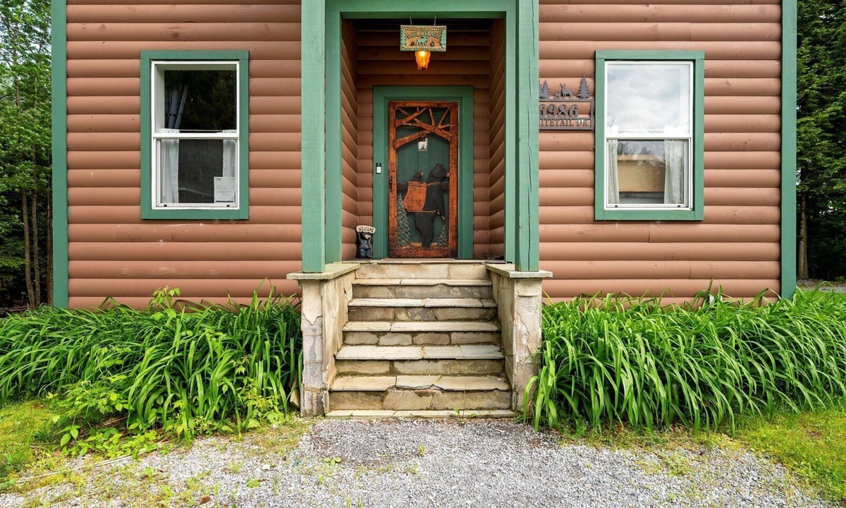 Glenfield House | Elegant Riverfront Home - Pet Friendly!