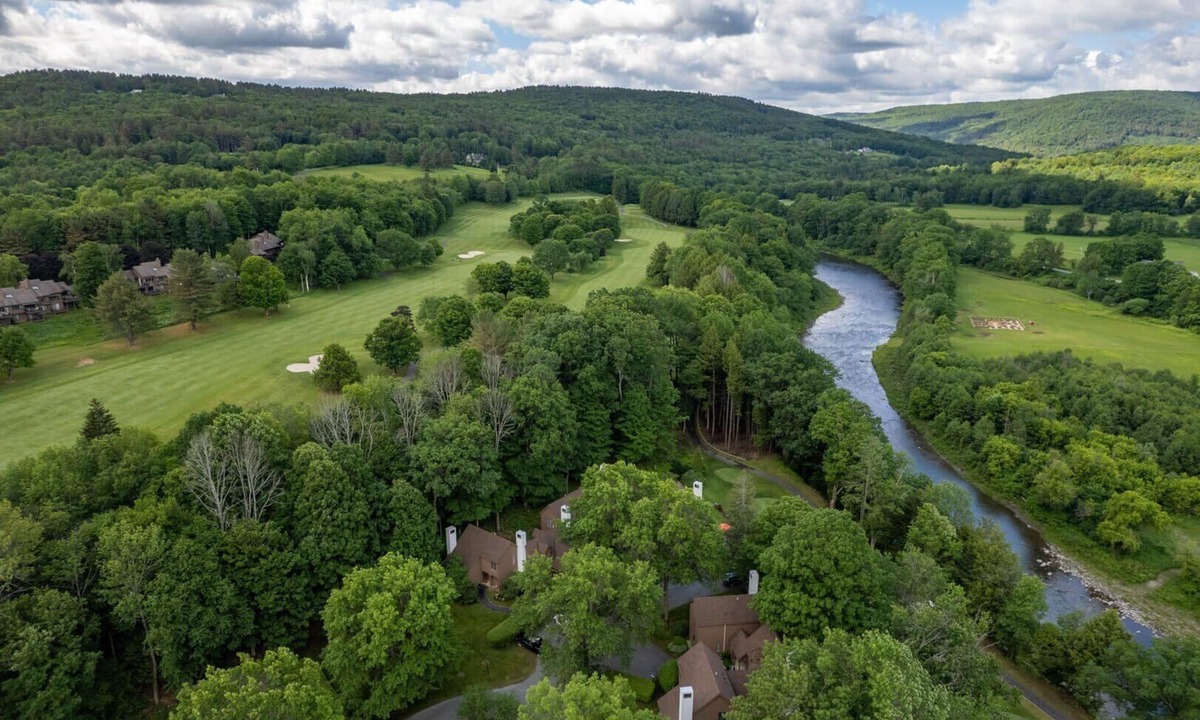 West Hartford Condo | End-Unit Condo on the Fairway, Fairway Village
