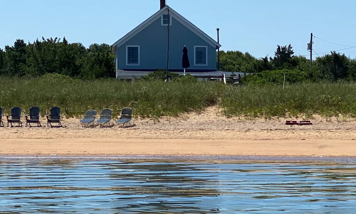 Amagansett House | Enjoy a 5-bedroom waterfront cottage on a private beach in charming Amagansett.