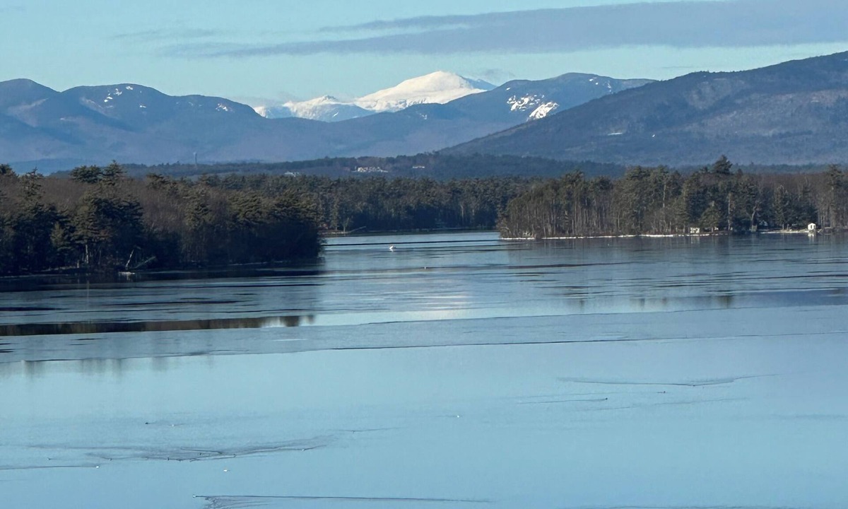 Gilford House | Enjoy Breath-taking Lake and Mountains views at the Belknap Point inn House
