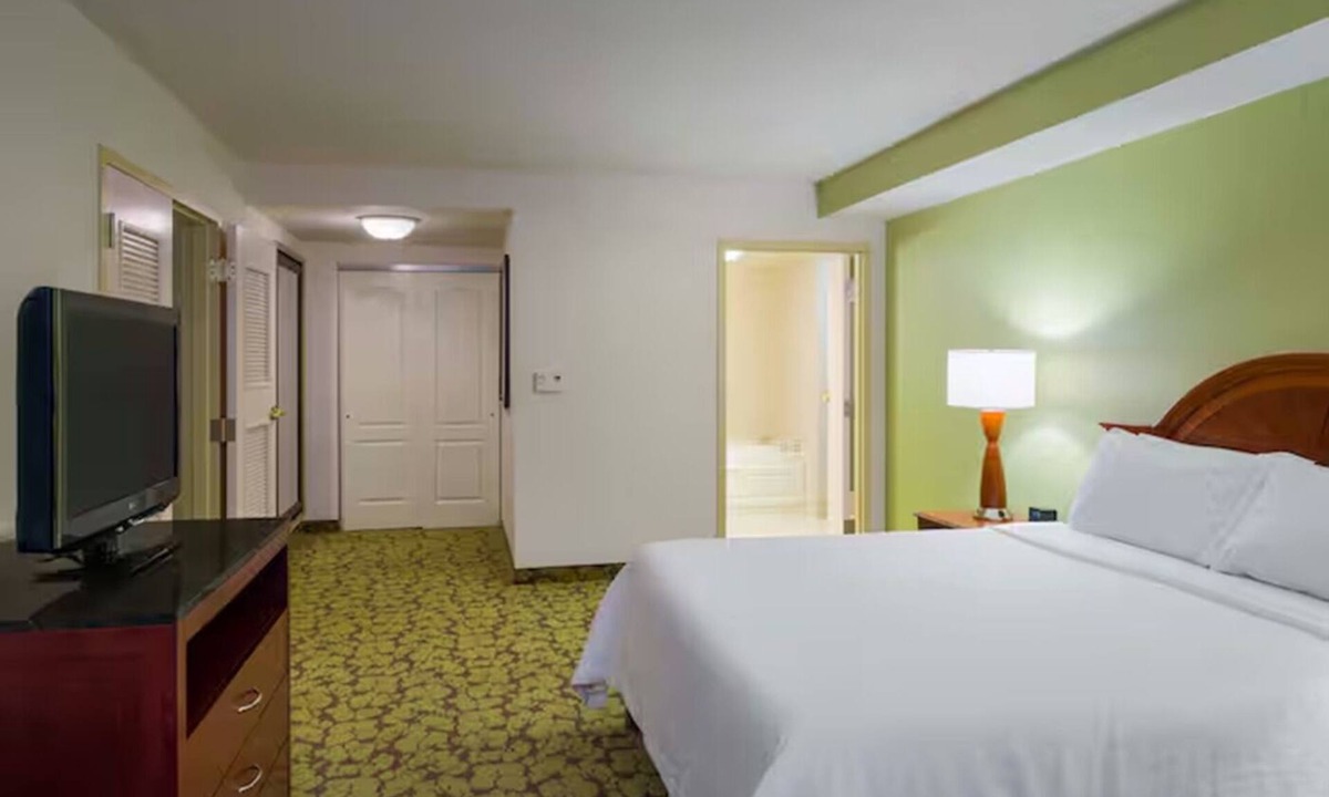 Silver Lane Hotel | Enjoy Hartford: Refreshing Stay with Free Parking, Near Attractions! Indoor Pool