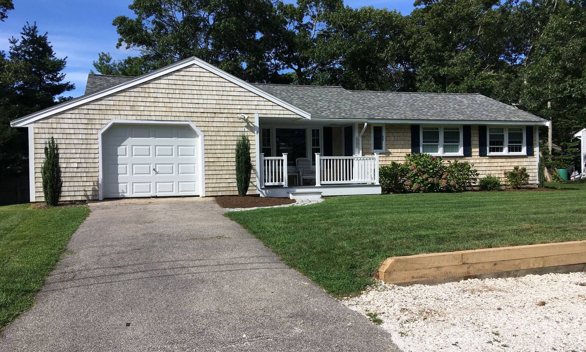 East Falmouth House | Enjoy Yourself at Great Harbors Updated Ranch