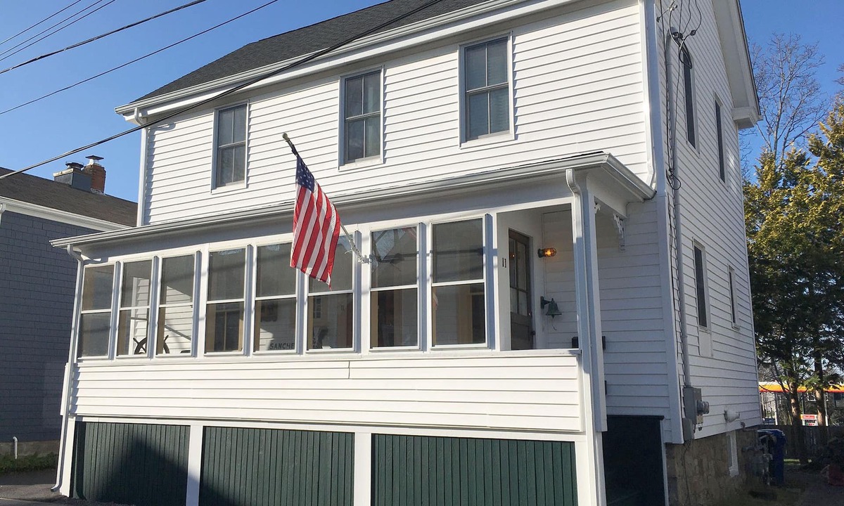 Fifth Ward House | Entertain at your private bar in Newport!