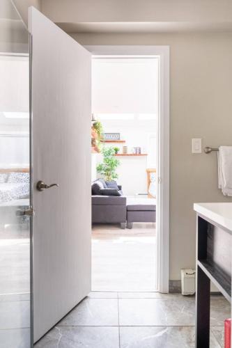 Waterloo Apartment | ENTIRE BACHELOR UNIT EN-SUITE UPTOWN WATERLOO - e4