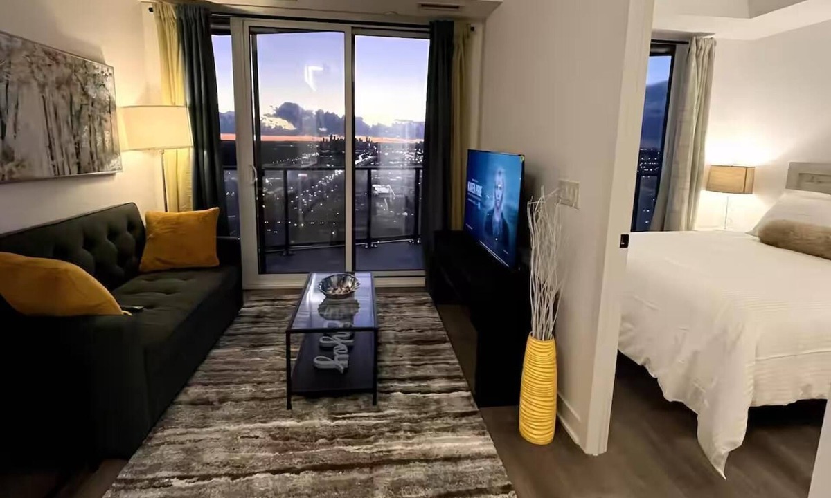 The Queensway Apartment | Entire Condo Lakeview Luxury Escape - Toronto
