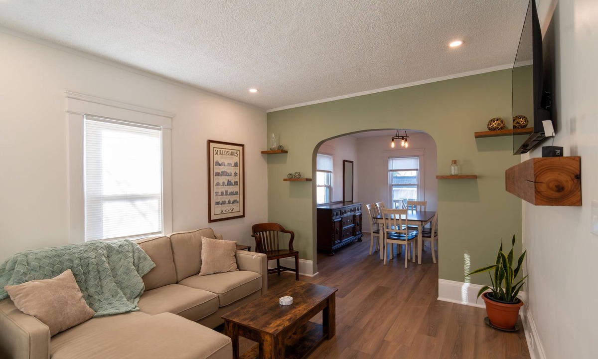 Rocky River House | Entire Home in Rocky River, Ohio. Close to westside bars and restaurants!