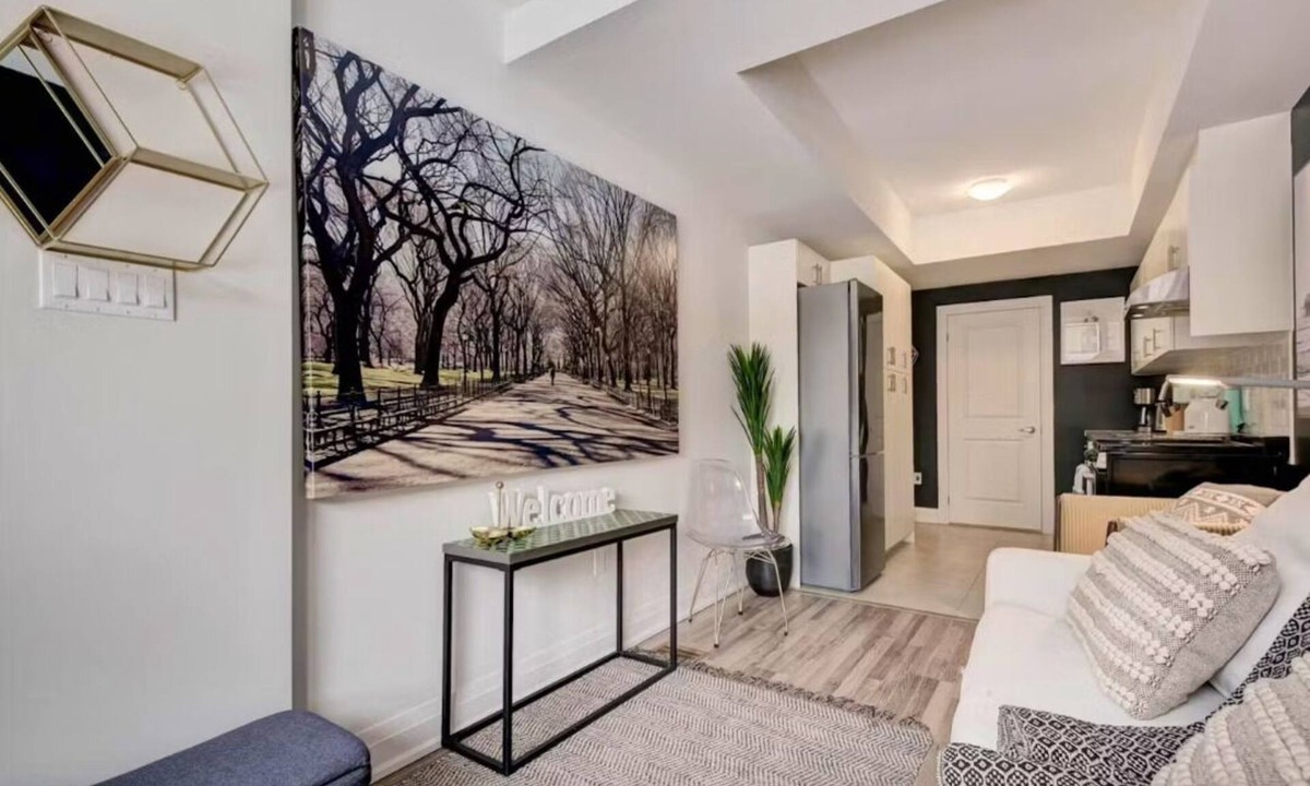 North York House | Etobicoke Elegance: Tech StaynSociable Living - Toronto: CRE-E at 51 Creekbank n
