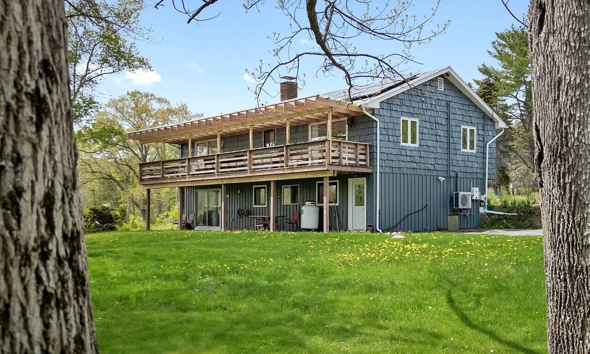 Cushing House | Evelyn's River Front Retreat- Spacious House with Modern Comforts and Nature