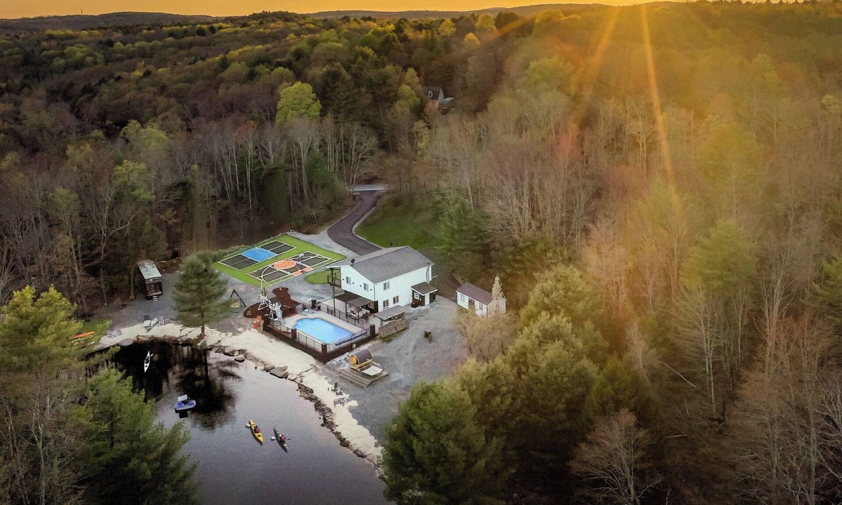 Woodbourne House | Exclusive Lakeside Paradise -2Hot tub,Sauna, Pickleball,Basketball