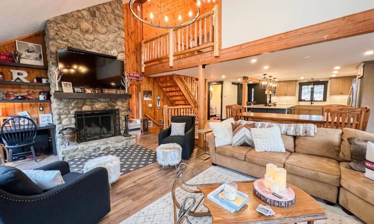 North Conway House | Expansive 3800 ft.² Home | Private Gym & Hot Tub!