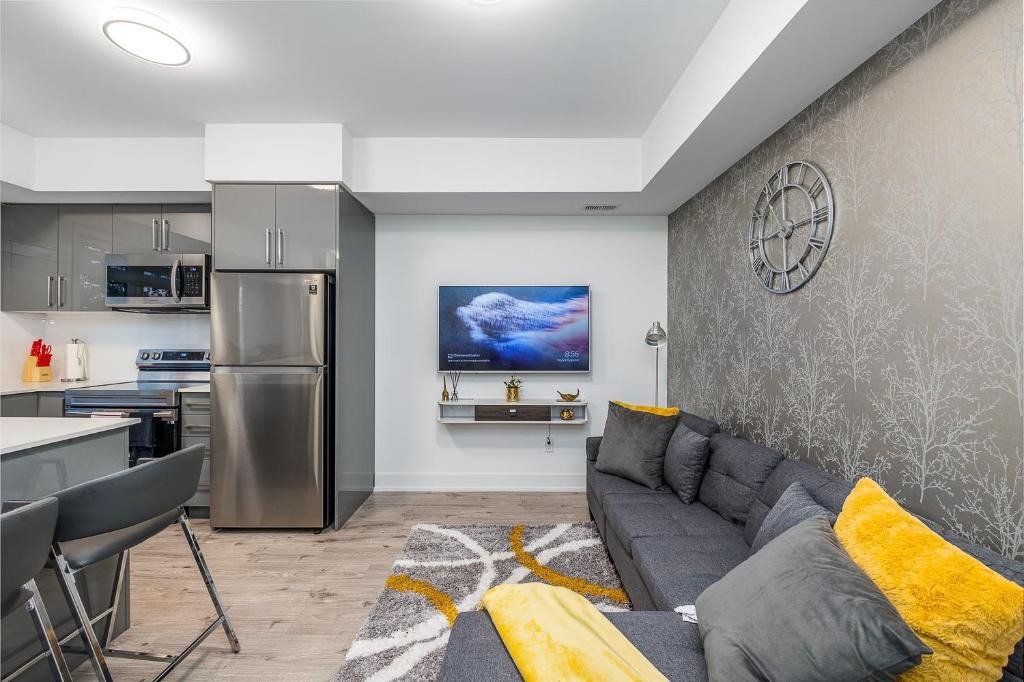 Niagara Falls Apartment | Exquisite 2 Bedroom Apt, mins to the falls.