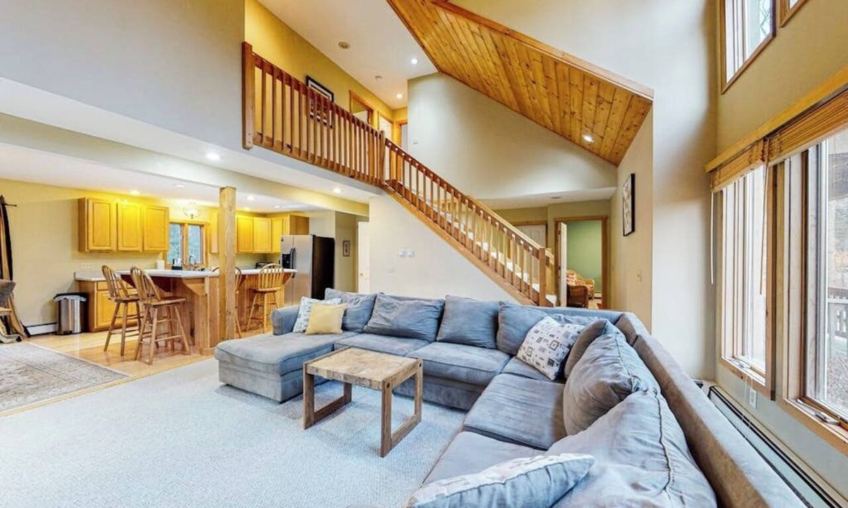 West Dover House | Exquisite home with fireplace, balcony, fast WiFi, jetted tub & washer/dryer
