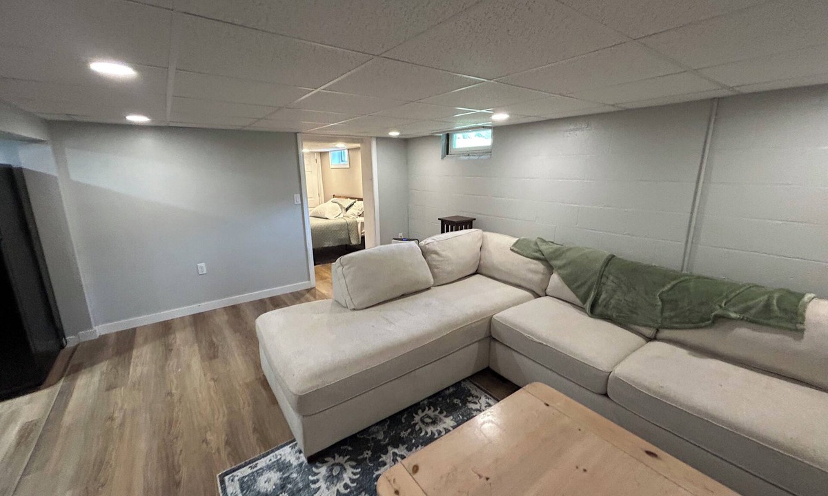 Exeter Apartment | Fabulous 1-bedroom apartment in Exeter centrally located < 1 mile from downtown