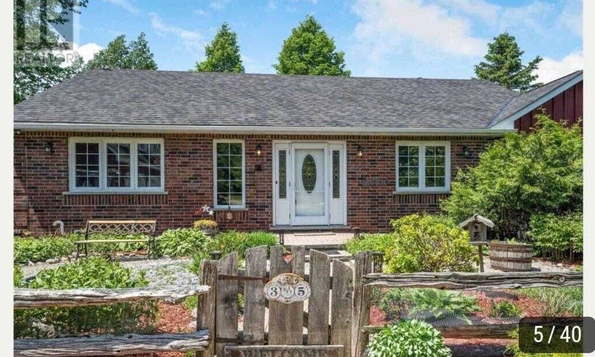 Amaranth House | Fabulous 4 bedroom bungalow in Amaranth