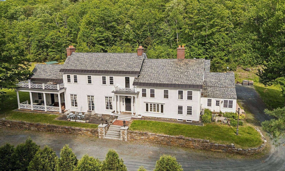 Guild Bed & Breakfast | Fabulous 7-bedroom bed & breakfast in charming Newport with AC