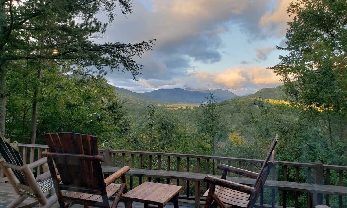 Bartlett Ski Chalet | Fabulous Mountain View Chalet close to Everything in North Conway. Pet Friendly