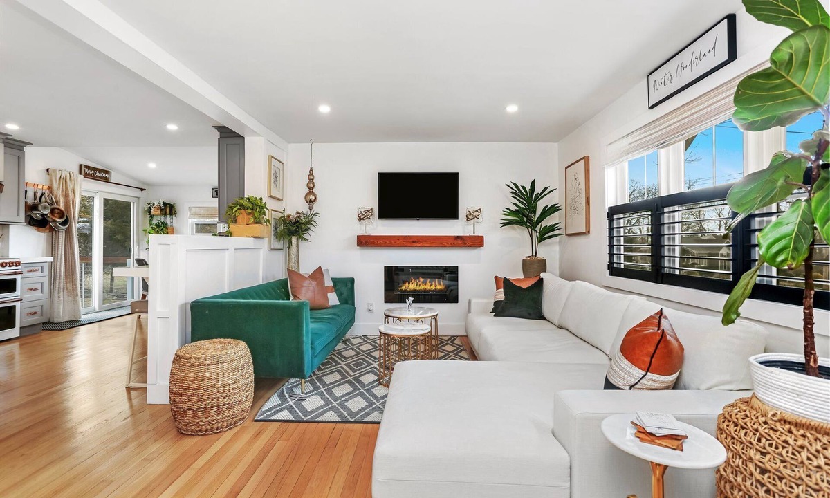 Fairfield House | Fairfield Downtown Impeccable! Wifi, Open, Cheery, AC, Patio, Deck, 3 Beds!