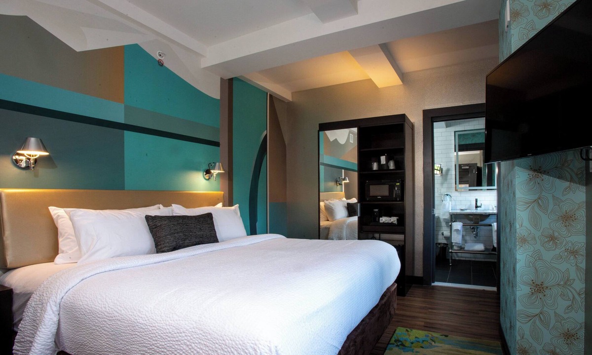 Gayborhood Hotel | Fairfield Inn & Suites by Marriott Philadelphia Downtown/Center City