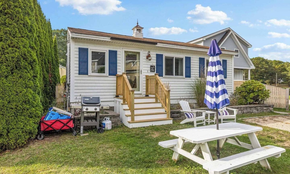 Kennebunk Cottage | Fairview Cottage Coastal Getaway, steps to the beach & close to golf course