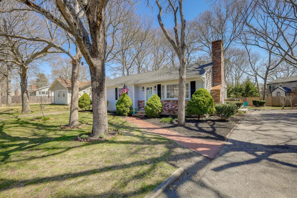 Hyannis House | Families Welcome! Home 2 Mi to Craigville Beach