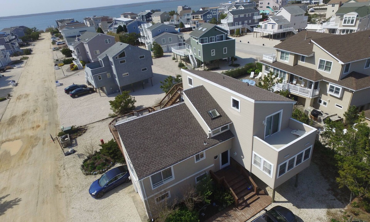 North Beach House | Family Beach House ½ Block to Beach & Bay Lots Included ! Private Beach Access