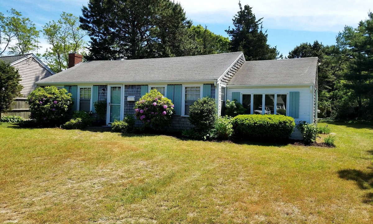 West Yarmouth Cottage | Family Cottage Big yard wFire Pit & Outside Shower Walk to beaches Pets👍🏻Sat-Sat