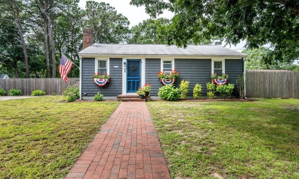 West Yarmouth Cottage | Family Friendly 3BR Cottage w/Amazing Outdoor Kitchen & Firepit - Dogs Welcome