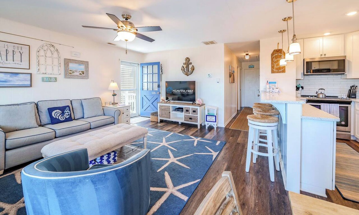 South End Condo | Family-Friendly 3BR/2BA Condo w/Sunset Views Walk to Beach