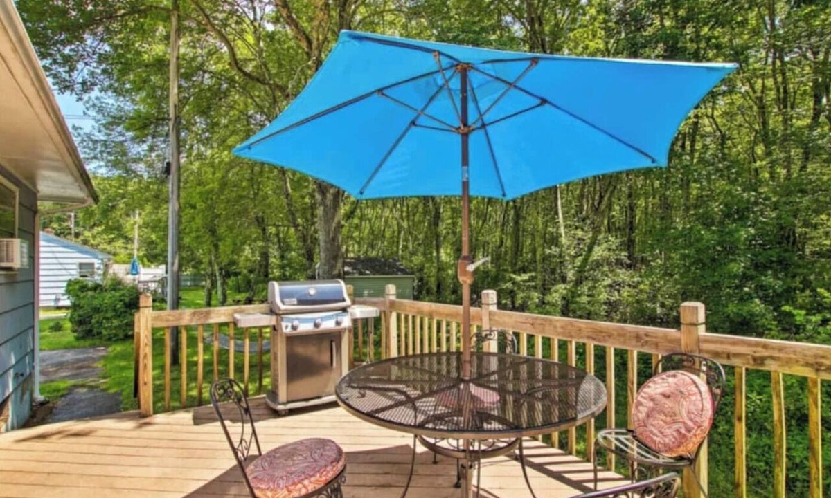 Narragansett Pier Apartment | Family Friendly Charming cottage set within a mile of the beach and steps to Boon Street!
