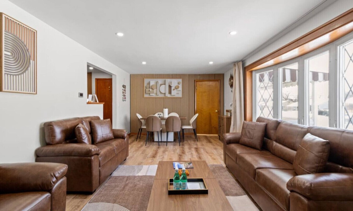 Cheektowaga House | Family-friendly | Game Room | Sauna | Laundry | Karaoke | BBQ | Centrally located