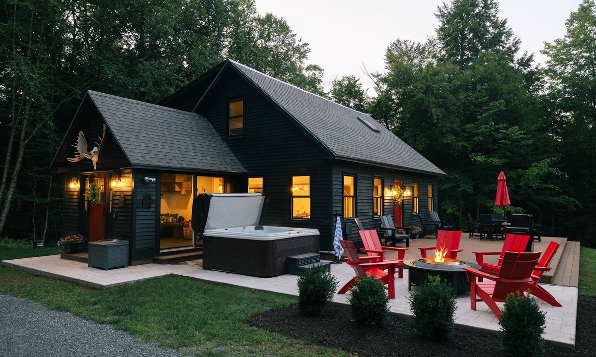 Stowe Cabin | Family Friendly Mtn Cabin I AC | Hot Tub | Games