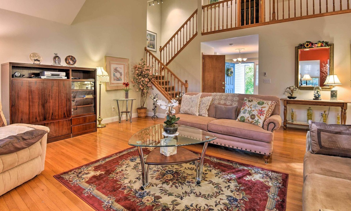 Bushkill House | Family Friendly, Spacious, Tranquil Pocono Home ~ Hike + Ski +Golf!