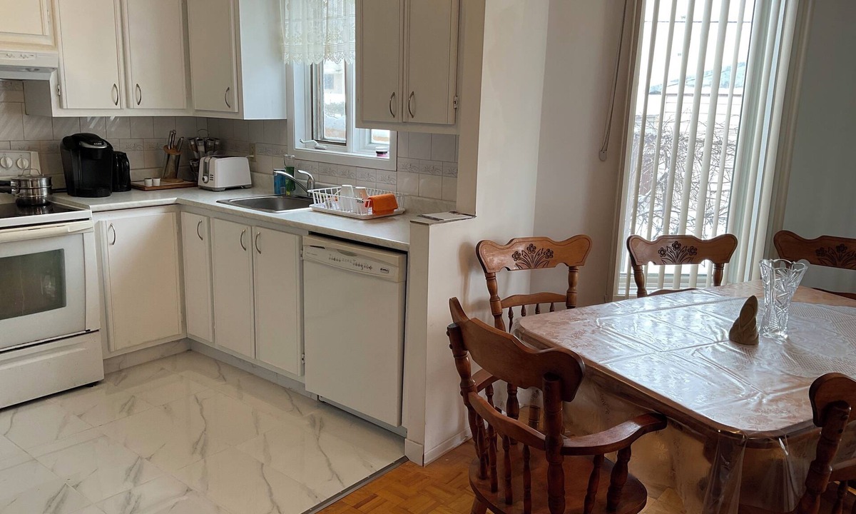 Fabreville House | Family-Friendlyin QuietLaval Neighborhood